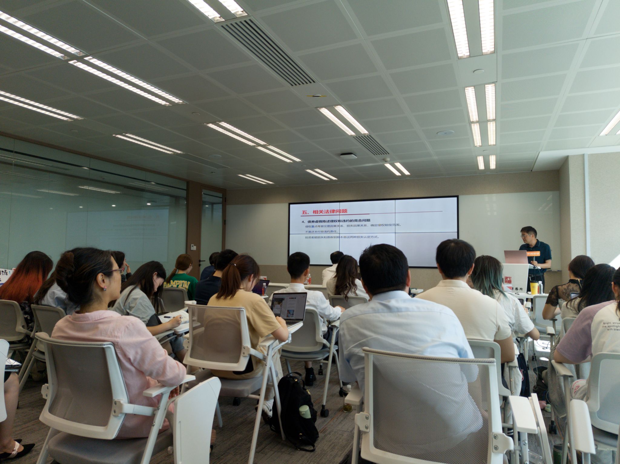 餐厅里的人们AI 生成的内容可能不正确。